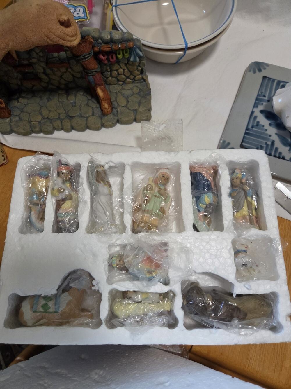 Vtg Native American Nativity 11 Pc Set With Catche NOS